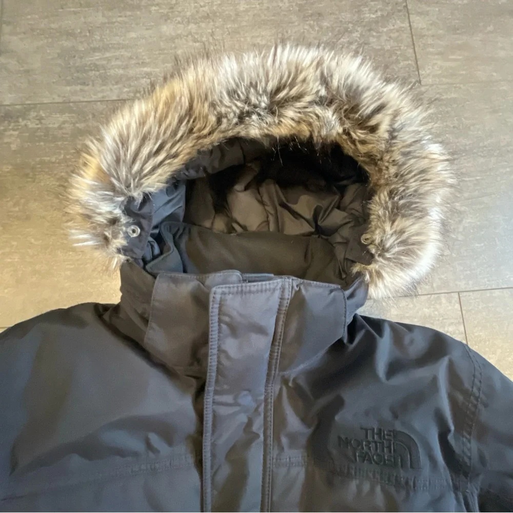 North Face Men's McMurdo All Black Parka Jacket - Picture 9 of 10